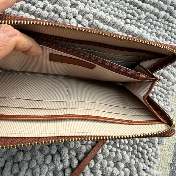 Margot New York Gabby single zip around wristlet, EUC, front slip,goldtone pull - Picture 11 of 13